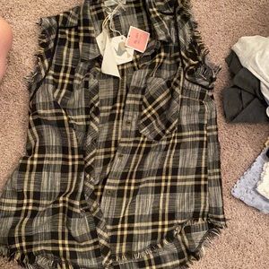 Cut off black plaid with buttons